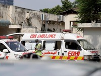 Sejumlah ambulans terparkir di luar kamar jenazah menyusul kebakaran maut di rumah sakit Pakistan Institute of Medical Sciences (PIMS) di Islamabad, Pakistan, pada 26 Agustus 2026. (REUTERS/Akhtar Soomro)
