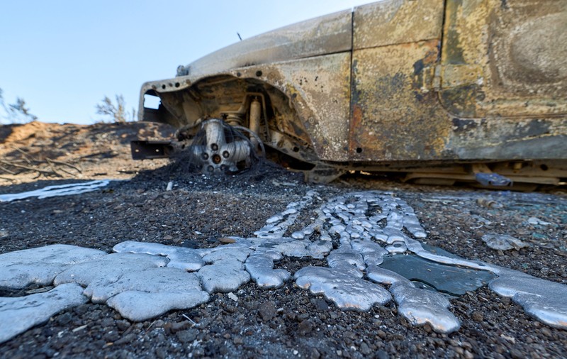 Sejumlah rumah hangus terbakar akibat kebakaran hutan dan lahan (karhutla) terlihat masih mengeluarkan asap di Reno, Nevada, Amerika Serikat, Senin (24/8/2026). (REUTERS/Fred Greaves)