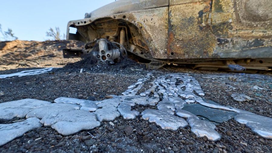 Sejumlah rumah hangus terbakar akibat kebakaran hutan dan lahan (karhutla) terlihat masih mengeluarkan asap di Reno, Nevada, Amerika Serikat, Senin (24/8/2026). (REUTERS/Fred Greaves)