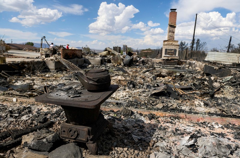 Sejumlah rumah hangus terbakar akibat kebakaran hutan dan lahan (karhutla) terlihat masih mengeluarkan asap di Reno, Nevada, Amerika Serikat, Senin (24/8/2026). (REUTERS/Fred Greaves)