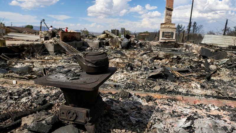 Sejumlah rumah hangus terbakar akibat kebakaran hutan dan lahan (karhutla) terlihat masih mengeluarkan asap di Reno, Nevada, Amerika Serikat, Senin (24/8/2026). (REUTERS/Fred Greaves)
