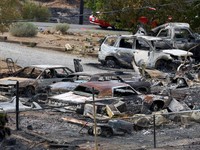 Gambar-gambar terbaru Reuters Rabu (26/8/2028) menunjukkan bagaimana kendaraan-kendaraan hangus terbakar usai kebakaran melanda hutan Hawk Fire, Reno, Nevada, Amerika Serikat (AS), sejak Senin waktu setempat. (REUTERS/Fred Greaves)