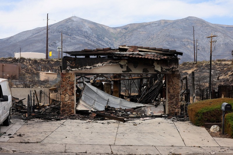 Sejumlah rumah hangus terbakar akibat kebakaran hutan dan lahan (karhutla) terlihat masih mengeluarkan asap di Reno, Nevada, Amerika Serikat, Senin (24/8/2026). (REUTERS/Fred Greaves)