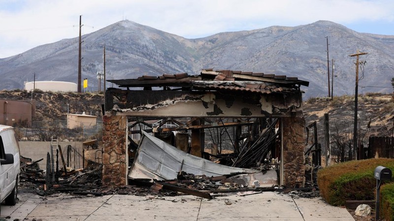 Sejumlah rumah hangus terbakar akibat kebakaran hutan dan lahan (karhutla) terlihat masih mengeluarkan asap di Reno, Nevada, Amerika Serikat, Senin (24/8/2026). (REUTERS/Fred Greaves)