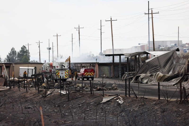 Sejumlah rumah hangus terbakar akibat kebakaran hutan dan lahan (karhutla) terlihat masih mengeluarkan asap di Reno, Nevada, Amerika Serikat, Senin (24/8/2026). (REUTERS/Fred Greaves)