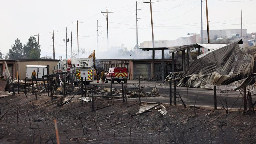 Sejumlah rumah hangus terbakar akibat kebakaran hutan dan lahan (karhutla) terlihat masih mengeluarkan asap di Reno, Nevada, Amerika Serikat, Senin (24/8/2026). (REUTERS/Fred Greaves)
