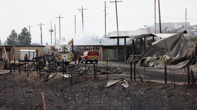 Sejumlah rumah hangus terbakar akibat kebakaran hutan dan lahan (karhutla) terlihat masih mengeluarkan asap di Reno, Nevada, Amerika Serikat, Senin (24/8/2026). (REUTERS/Fred Greaves)