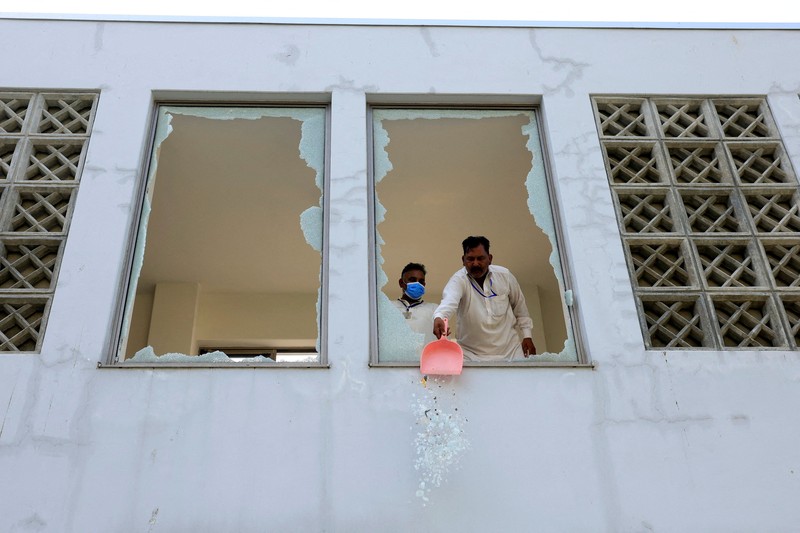 Petugas kepolisian melintas di dekat ambulans di luar unit perawatan intensif setelah kebakaran terjadi di rumah sakit Pakistan Institute of Medical Sciences (PIMS) di Islamabad, Pakistan, 26 Agustus 2026. (REUTERS/Akhtar Soomro)