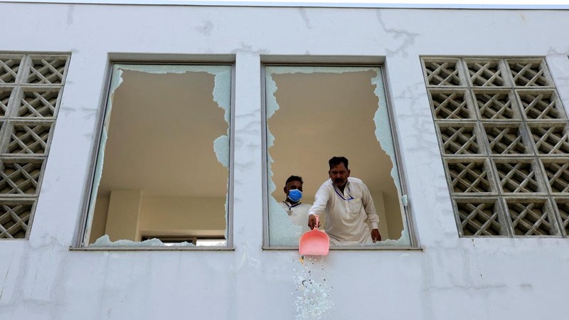Seorang pekerja menyingkirkan pecahan kaca jendela setelah kebakaran terjadi di rumah sakit Pakistan Institute of Medical Sciences (PIMS) di Islamabad, Pakistan, pada 26 Agustus 2026.