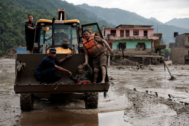 Seorang penyintas dibawa ke tempat yang lebih aman menggunakan alat berat JCB setelah banjir bandang di Trishuli, distrik Nuwakot, Nepal, pada 26 Agustus 2026. Seorang penyintas dibawa ke tempat yang lebih aman menggunakan alat berat JCB setelah banjir bandang di Trishuli, distrik Nuwakot, Nepal, pada 26 Agustus 2026.