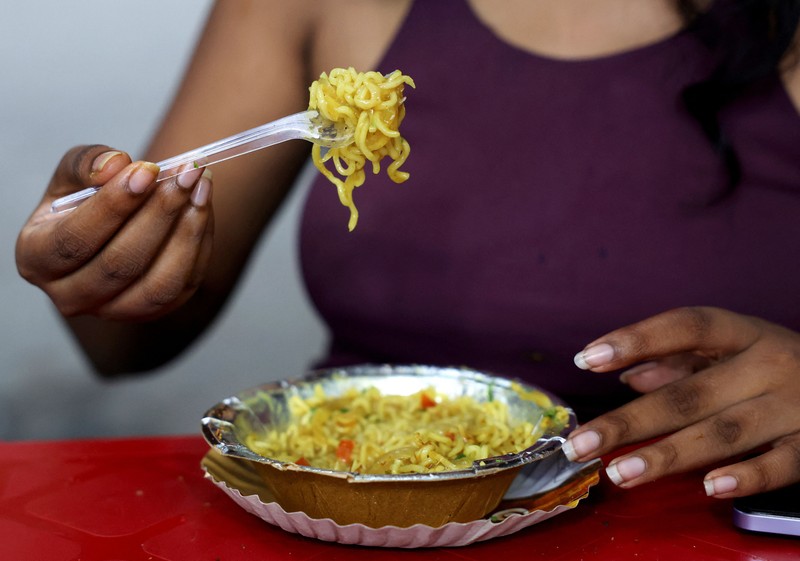 Seorang anak berjalan melewati deretan botol minuman ringan di dalam sebuah supermarket di Mumbai, India, pada 19 Agustus 2026. Foto diambil menggunakan ponsel. (REUTERS/Francis Mascarenhas)