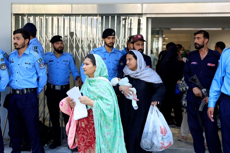 Petugas kepolisian melintas di dekat ambulans di luar unit perawatan intensif setelah kebakaran terjadi di rumah sakit Pakistan Institute of Medical Sciences (PIMS) di Islamabad, Pakistan, 26 Agustus 2026. (REUTERS/Akhtar Soomro)
