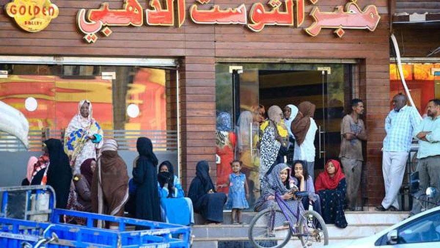 Suasana warga Sudan antre di bank. (Reuters/File)