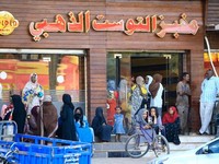 Suasana warga Sudan antre di bank. (Reuters/File)