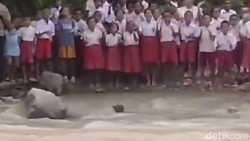 Viral Siswa SD di NTT Tantang Kadis Pendidikan Seberangi Sungai
