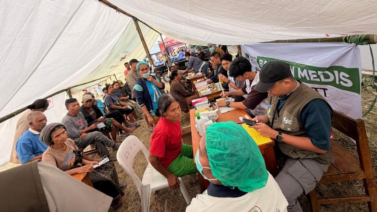 Tangis Haru Nakes Penyintas Gempa NTT Saat Relawan UMI Tiba Bawa Bantuan