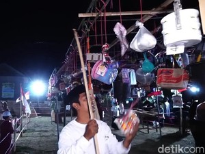 Maulid Nabi di Probolinggo Meriah, Warga Berebut Hadiah Kulkas-Kambing