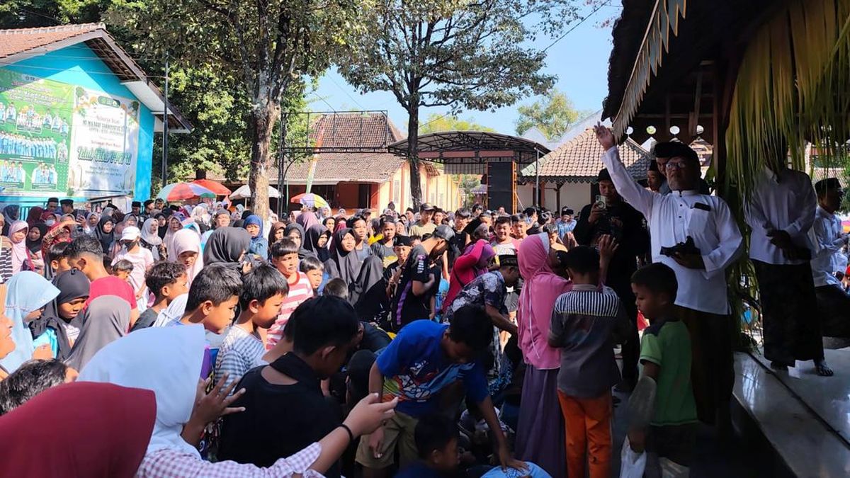 Tradisi Tebar Koin Rp 25 Juta di Ponorogo, Warga Berebut Pakai Ember-Sarung