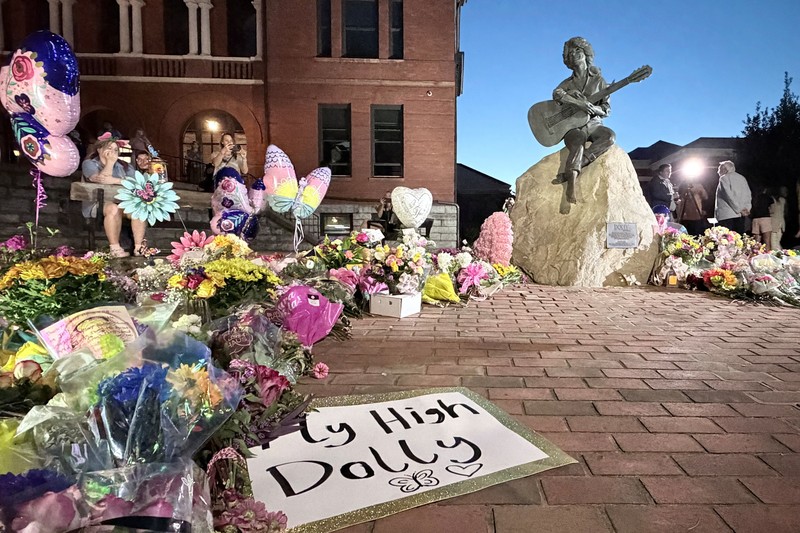 Pembawa acara Dolly Parton mengajak bintang-bintang lain untuk bergabung dengannya saat ia membawakan lagu *country* 10 Oktober 1988. (Callie Shell/USA Today Network via REUTERS)
