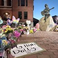 Warga memberikan penghormatan kepada Dolly Parton setelah pengumuman wafatnya, di lokasi patung Dolly Parton di pusat kota Sevierville, Tennessee, AS, pada 25 Agustus 2026. (REUTERS/Kevin Fogarty)