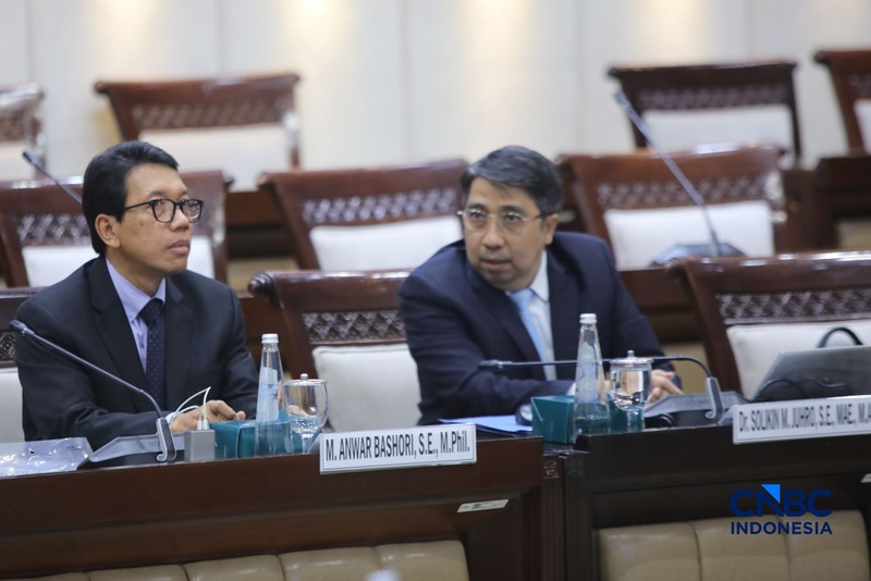 Calon Deputi Gubernur Bank Indonesia (BI), Solikin M. Juhro saat menjalani Uji Kelayakan atau Fit and Proper Test di Gedung DPR/MPR RI, Jakarta, Kamis (27/8/2026). (CNBC Indonesia/Faisal Rahman)