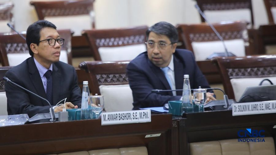 Calon Deputi Gubernur Bank Indonesia (BI) Anwar Bashori (kiri) dan Solikin M. Juhro (kanan) saat menjalani Uji Kelayakan atau Fit and Proper Test di Gedung DPR/MPR RI, Jakarta, Kamis (27/8/2026).