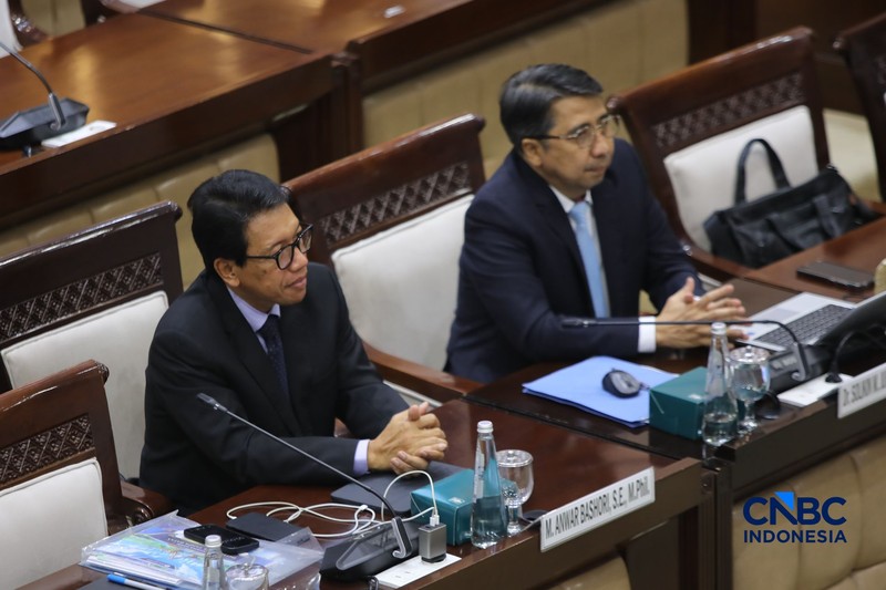 Calon Deputi Gubernur Bank Indonesia (BI), Solikin M. Juhro saat menjalani Uji Kelayakan atau Fit and Proper Test di Gedung DPR/MPR RI, Jakarta, Kamis (27/8/2026). (CNBC Indonesia/Faisal Rahman)