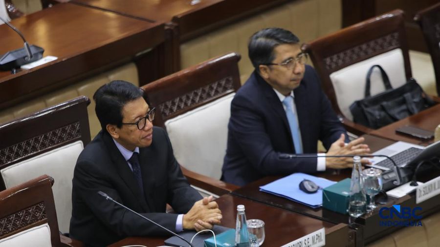 Calon Deputi Gubernur Bank Indonesia (BI) Anwar Bashori (kiri) dan Solikin M. Juhro (kanan) saat menjalani Uji Kelayakan atau Fit and Proper Test di Gedung DPR/MPR RI, Jakarta, Kamis (27/8/2026).