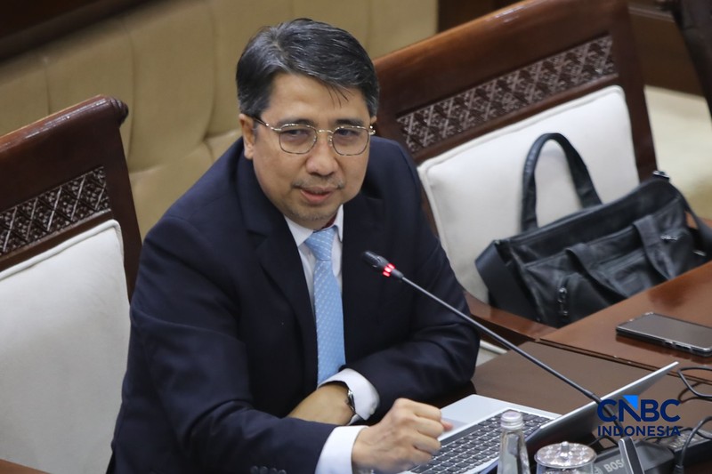 Calon Deputi Gubernur Bank Indonesia (BI), Solikin M. Juhro saat menjalani Uji Kelayakan atau Fit and Proper Test di Gedung DPR/MPR RI, Jakarta, Kamis (27/8/2026). (CNBC Indonesia/Faisal Rahman)