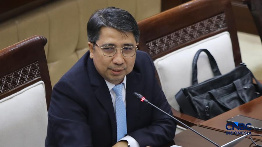 Calon Deputi Gubernur Bank Indonesia (BI), Solikin M. Juhro saat menjalani Uji Kelayakan atau Fit and Proper Test di Gedung DPR/MPR RI, Jakarta, Kamis (27/8/2026).