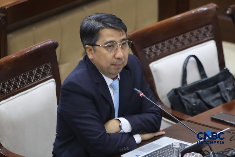 Calon Deputi Gubernur Bank Indonesia (BI), Solikin M. Juhro saat menjalani Uji Kelayakan atau Fit and Proper Test di Gedung DPR/MPR RI, Jakarta, Kamis (27/8/2026). (CNBC Indonesia/Faisal Rahman)