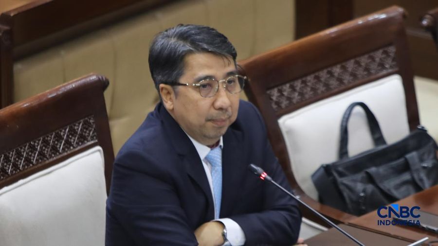 Calon Deputi Gubernur Bank Indonesia (BI), Solikin M. Juhro saat menjalani Uji Kelayakan atau Fit and Proper Test di Gedung DPR/MPR RI, Jakarta, Kamis (27/8/2026).