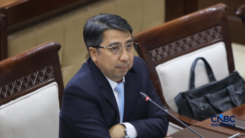 Calon Deputi Gubernur Bank Indonesia (BI), Solikin M. Juhro saat menjalani Uji Kelayakan atau Fit and Proper Test di Gedung DPR/MPR RI, Jakarta, Kamis (27/8/2026).