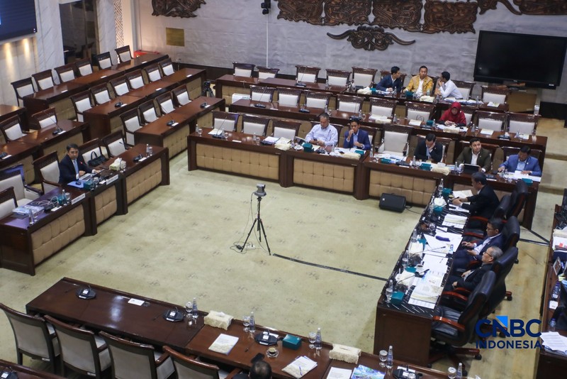 Calon Deputi Gubernur Bank Indonesia (BI), Solikin M. Juhro saat menjalani Uji Kelayakan atau Fit and Proper Test di Gedung DPR/MPR RI, Jakarta, Kamis (27/8/2026). (CNBC Indonesia/Faisal Rahman)