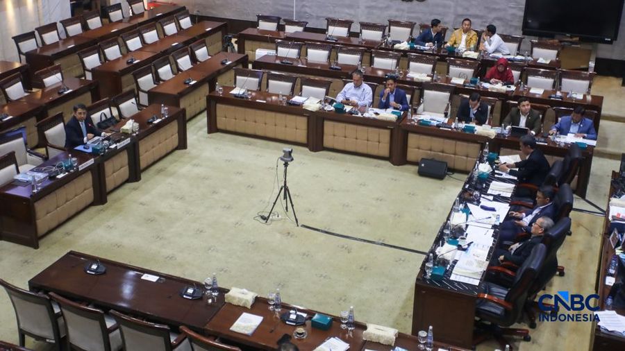 Calon Deputi Gubernur Bank Indonesia (BI), Solikin M. Juhro saat menjalani Uji Kelayakan atau Fit and Proper Test di Gedung DPR/MPR RI, Jakarta, Kamis (27/8/2026).