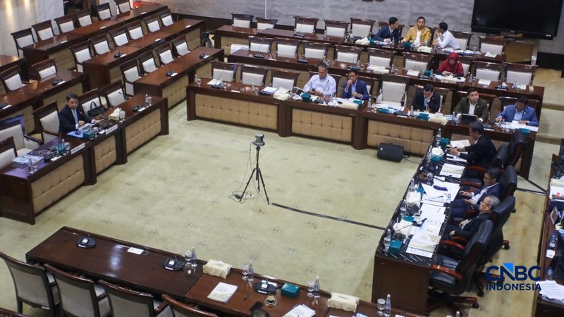 Calon Deputi Gubernur Bank Indonesia (BI), Solikin M. Juhro saat menjalani Uji Kelayakan atau Fit and Proper Test di Gedung DPR/MPR RI, Jakarta, Kamis (27/8/2026).