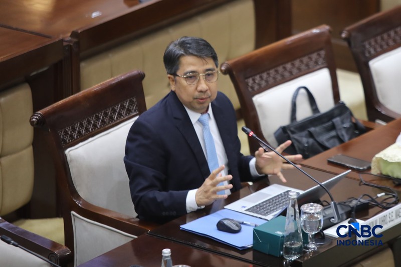 Calon Deputi Gubernur Bank Indonesia (BI), Solikin M. Juhro saat menjalani Uji Kelayakan atau Fit and Proper Test di Gedung DPR/MPR RI, Jakarta, Kamis (27/8/2026). (CNBC Indonesia/Faisal Rahman)