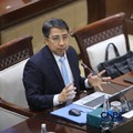 Calon Deputi Gubernur Bank Indonesia (BI), Solikin M. Juhro saat menjalani Uji Kelayakan atau Fit and Proper Test di Gedung DPR/MPR RI, Jakarta, Kamis (27/8/2026). (CNBC Indonesia/Faisal Rahman)