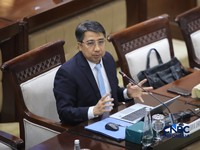 Calon Deputi Gubernur Bank Indonesia (BI), Solikin M. Juhro saat menjalani Uji Kelayakan atau Fit and Proper Test di Gedung DPR/MPR RI, Jakarta, Kamis (27/8/2026). (CNBC Indonesia/Faisal Rahman)