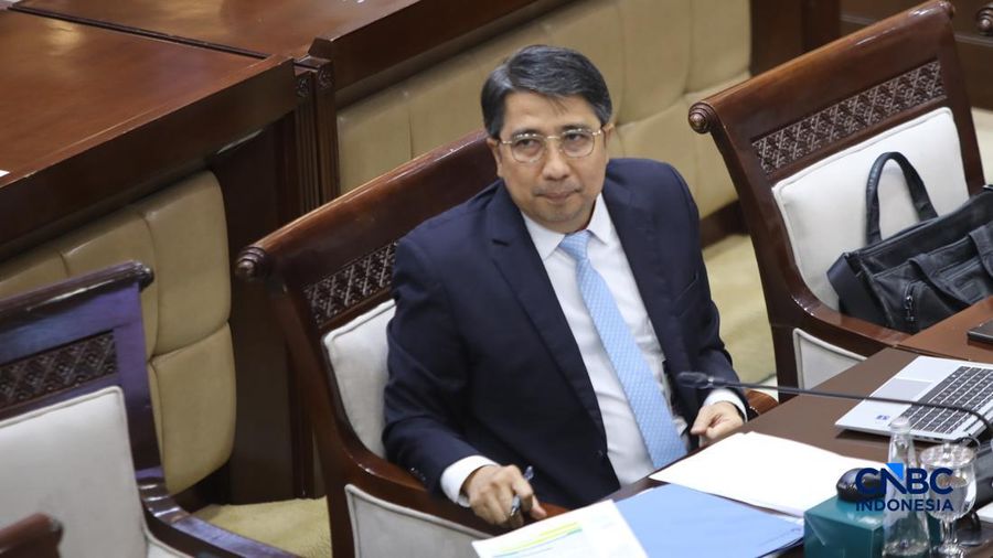 Calon Deputi Gubernur Bank Indonesia (BI), Solikin M. Juhro saat menjalani Uji Kelayakan atau Fit and Proper Test di Gedung DPR/MPR RI, Jakarta, Kamis (27/8/2026). (CNBC Indonesia/Faisal Rahman)
