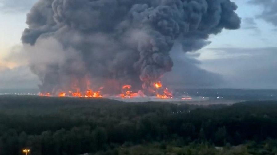 Drone jarak jauh Ukraina dilaporkan menghantam penyimpanan milik Wildberries, peritel daring terbesar di Rusia, untuk kedua kalinya dalam waktu lebih dari sebulan, Kamis (27/8/2026). (SOCIAL MEDIA via REUTERS/SOCIAL MEDIA)