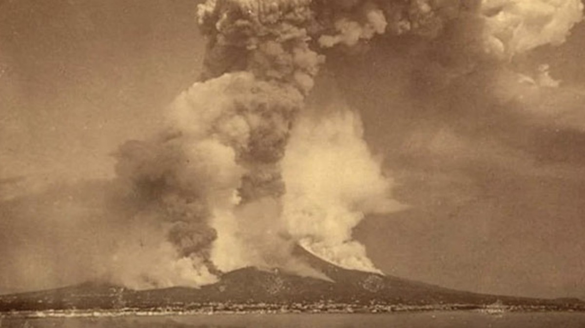 Krakatau Meletus Bawa Tsunami 30 M, Sapu Kota-Warga Nyangkut di Pohon
