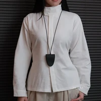 Bosan Atasan Model Itu-Itu Saja? Coba Gaya High Collar yang Lebih Modern Ini
