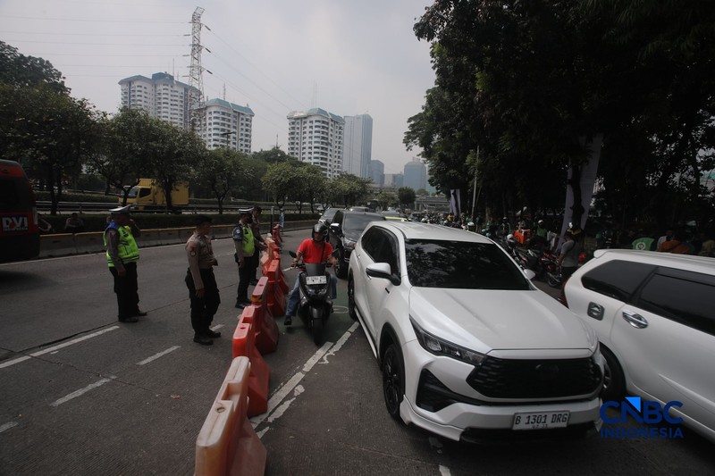 Jalan Gatot Subroto menujua arah depan Gedung DPR/MPR RI ditutup jelang demonstrasi pada hari ini, Kamis (27/8/2026). (CNBC Indonesia/Faisal Rahman)