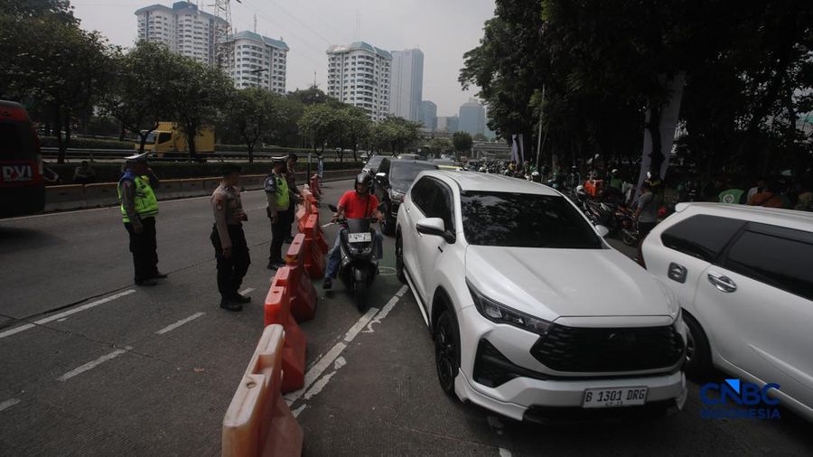 Jalan Gatot Subroto menujua arah depan Gedung DPR/MPR RI ditutup jelang demonstrasi pada hari ini, Kamis (27/8/2026). (CNBC Indonesia/Faisal Rahman)