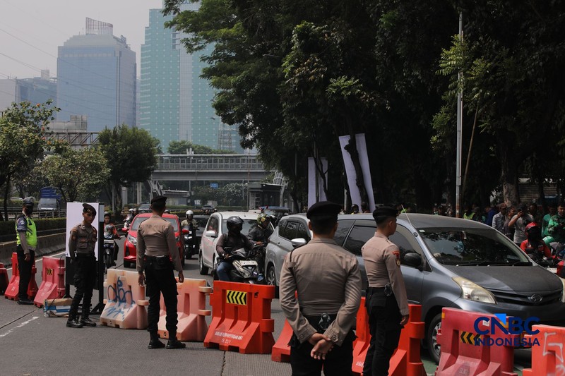 Jalan Gatot Subroto menujua arah depan Gedung DPR/MPR RI ditutup jelang demonstrasi pada hari ini, Kamis (27/8/2026). (CNBC Indonesia/Faisal Rahman)