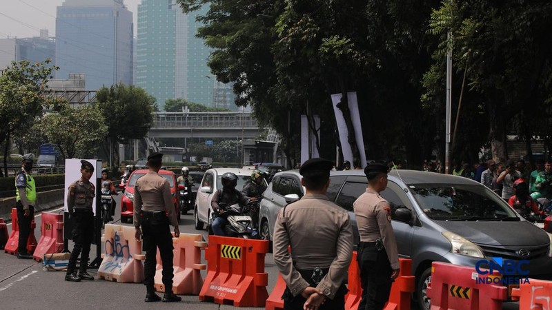 Jalan Gatot Subroto menujua arah depan Gedung DPR/MPR RI ditutup jelang demonstrasi pada hari ini, Kamis (27/8/2026). (CNBC Indonesia/Faisal Rahman)