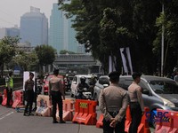 Jalan Gatot Subroto menujua arah depan Gedung DPR/MPR RI ditutup jelang demonstrasi pada hari ini, Kamis (27/8/2026). (CNBC Indonesia/Faisal Rahman)