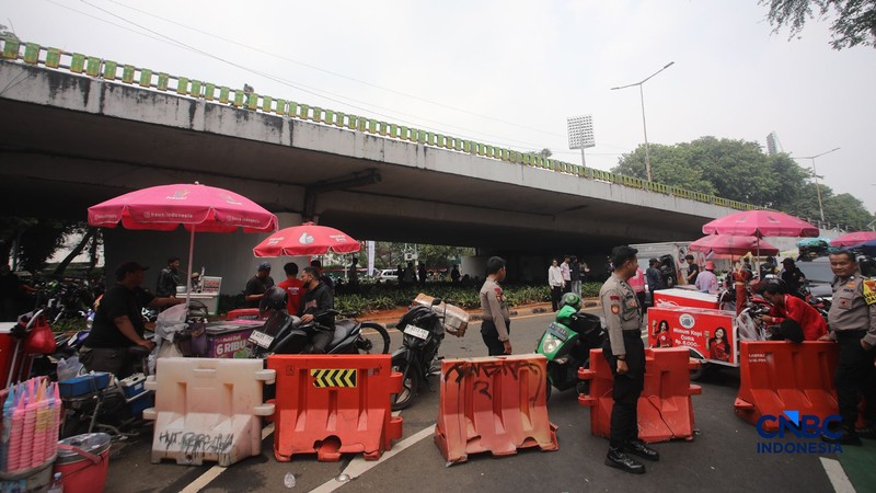Jalan Gatot Subroto menujua arah depan Gedung DPR/MPR RI ditutup jelang demonstrasi pada hari ini, Kamis (27/8/2026). (CNBC Indonesia/Faisal Rahman)