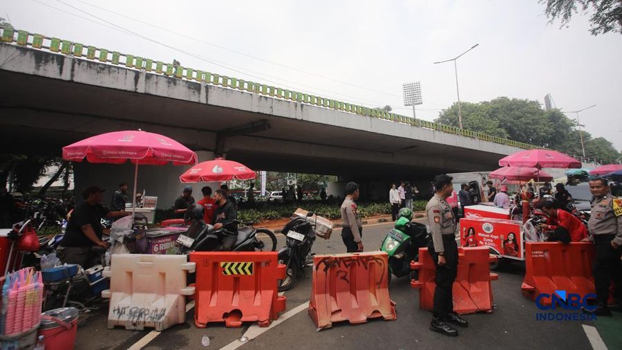 Jalan Gatot Subroto menujua arah depan Gedung DPR/MPR RI ditutup jelang demonstrasi pada hari ini, Kamis (27/8/2026). (CNBC Indonesia/Faisal Rahman)